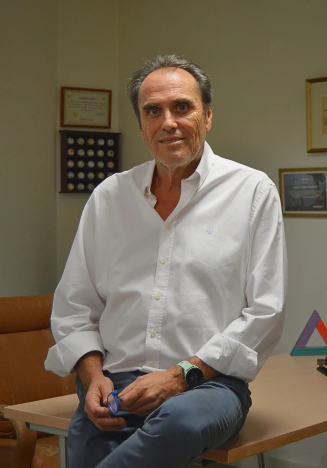 Carlos Peña en su despacho de la oficina de Calle Morería